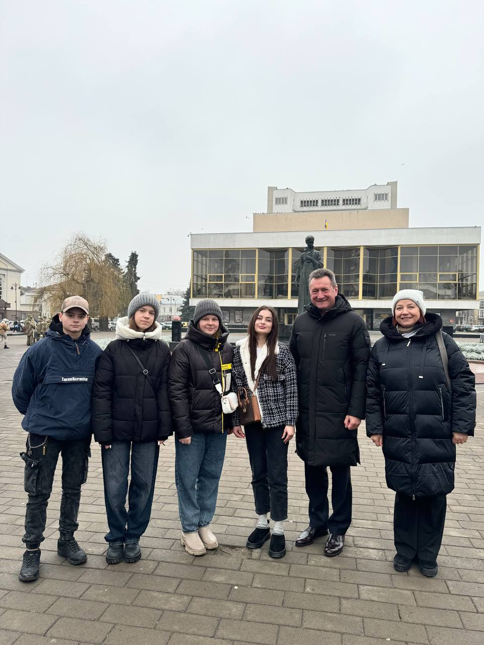 Студенти і викладачі Фахового коледжу технологій, бізнесу та права вітають вас з Днем Соборності України