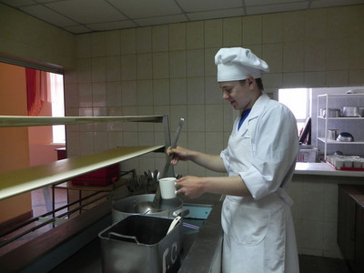 Студенти-практиканти спеціальності «Виробництво харчової продукції» вчаться обробляти сировину...