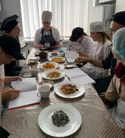 Відпрацювання здобувачами освіти групи Р-31 лабораторної роботи з теми: "Приготування страв із овочів та грибів"